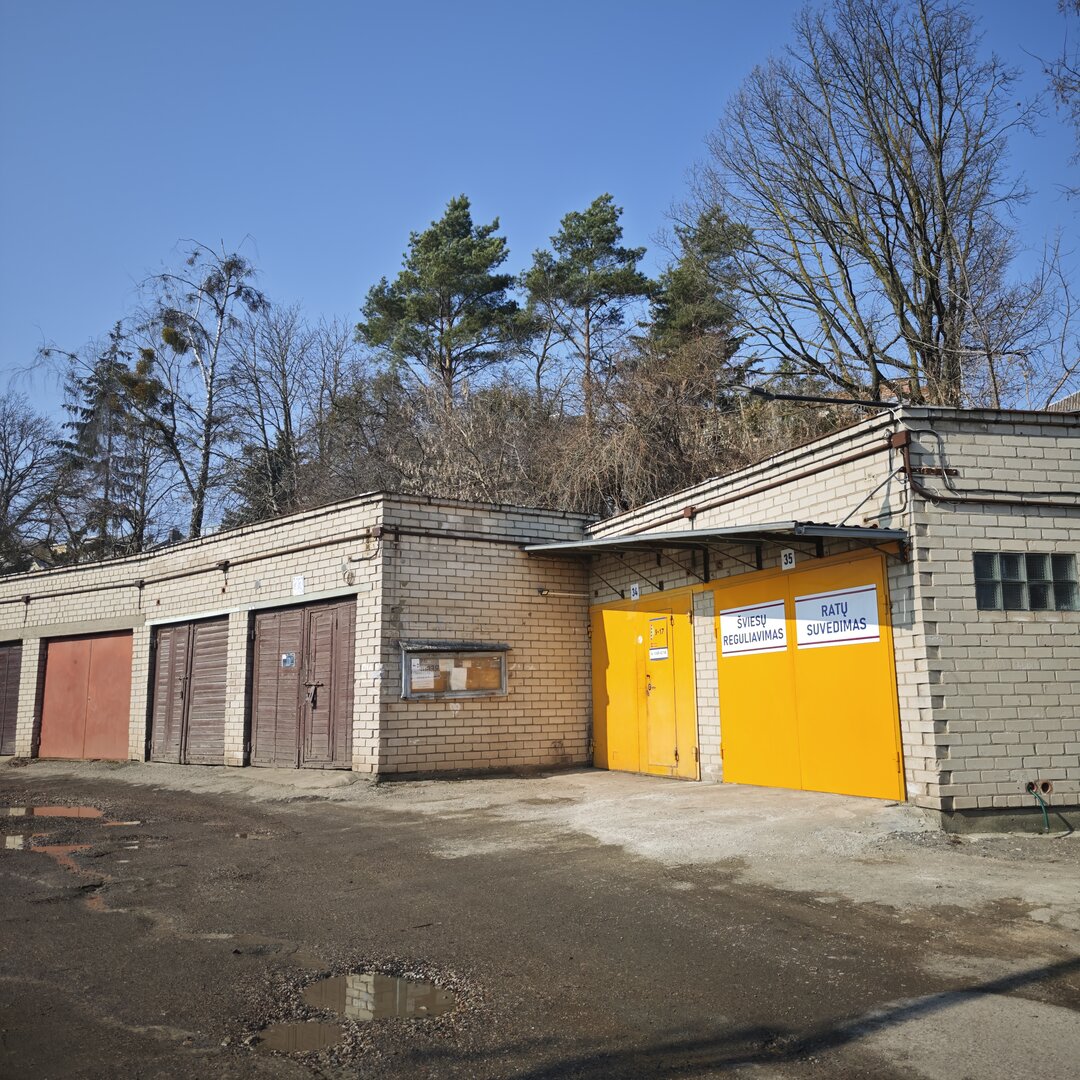 Atpažinkite mus – įvažiavimas į ratų suvedimo servisą Kaune, Linkuvos gatvėje