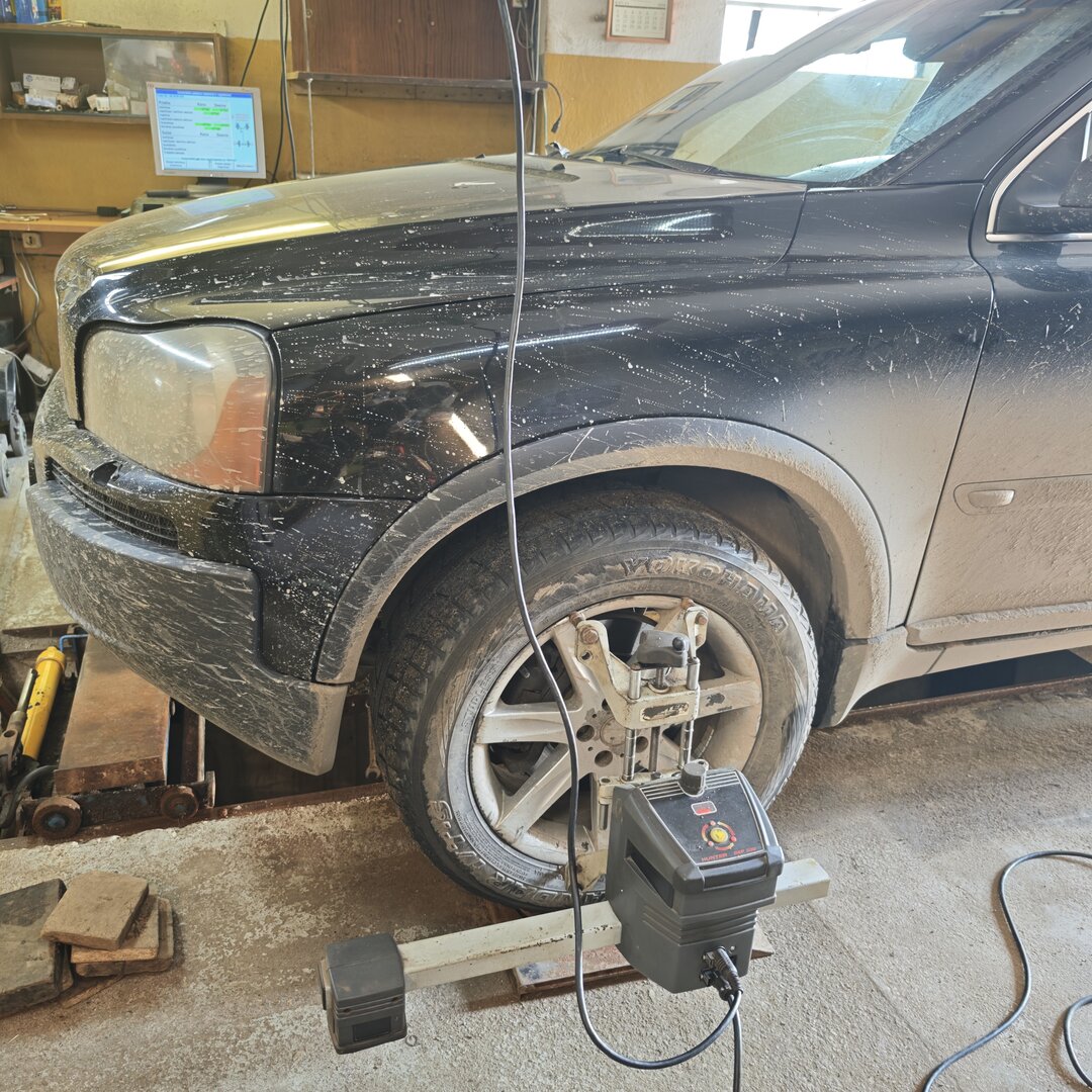 Ratų suvedimo aparatas pritvirtintas prie automobilio rato Kaune